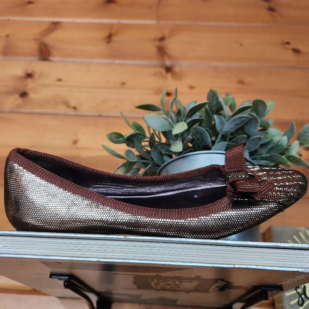 Via Spiga 💜 Ballet Flats Point Toe Gold Brown Metallic Leather Shoes Bow 5.5 M‎